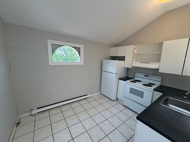 Photo du bâtiment - Spacious Studio in Desirable Durand Includes Parking
