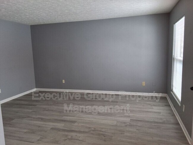 Foto del edificio - 266-11 Elmwood Dr.