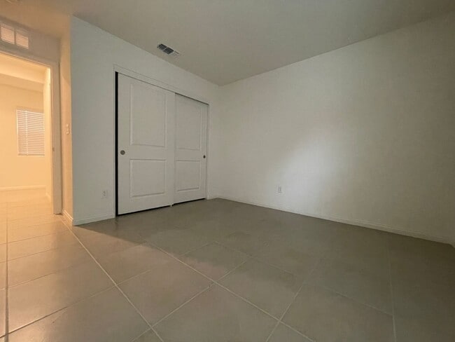 Building Photo - 4 Bedroom Home in Mountains Edge!