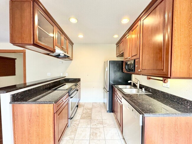Building Photo - Cozy 1B/1BA w/ Hardwood Floors, Washer/Dry...
