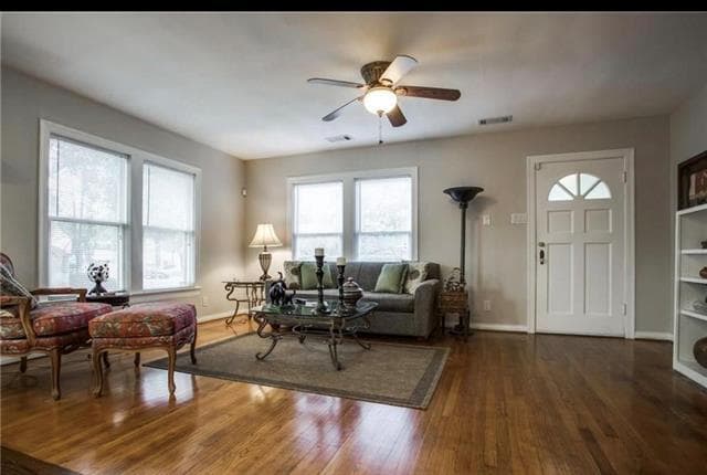 Foto del edificio - 5307 Maple Springs Blvd