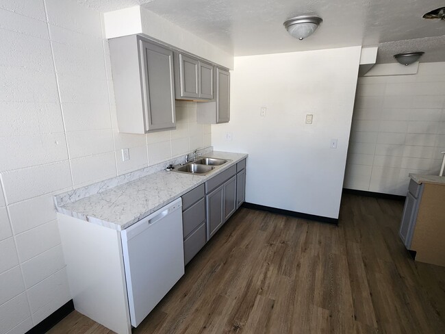 Building Photo - Remodeled 2 bedroom Apartment