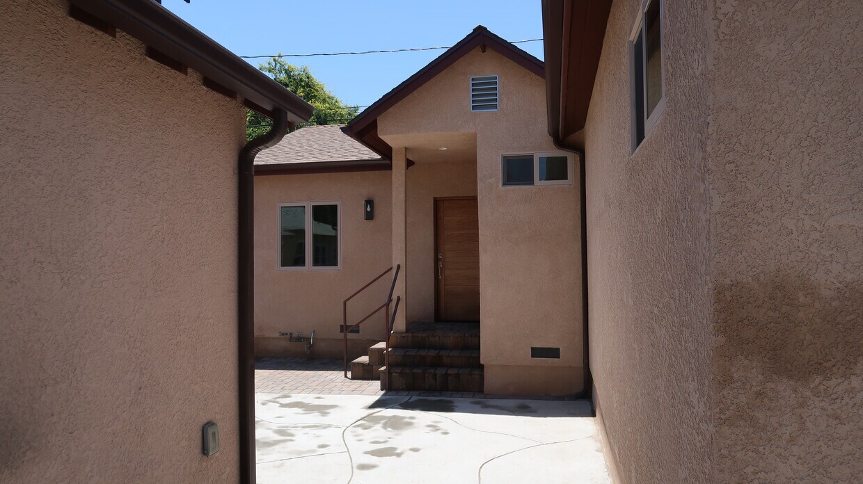 Outside/Front Door - 441 S Main St