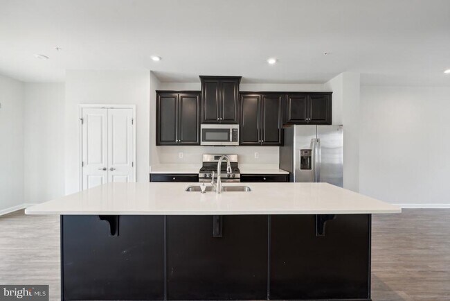 Building Photo - 7907 N Gladden Farm Way