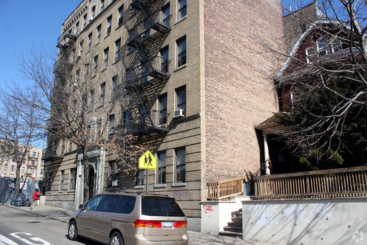 Foto del edificio - 211 Bedford Park Blvd