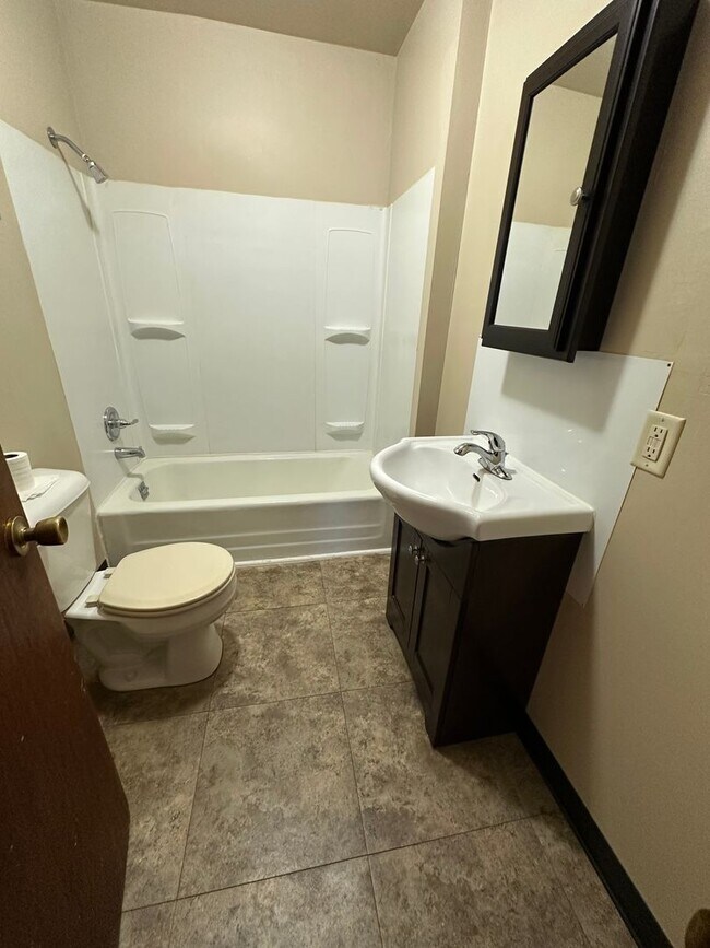 Building Photo - 2 Bedroom, 2 Bathroom House