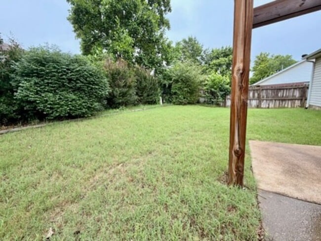 Building Photo - 3 bed & 2 bath home in established neighborhood