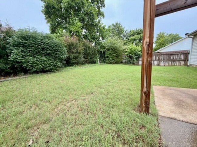 Foto del edificio - 3 bed & 2 bath home in established neighborhood