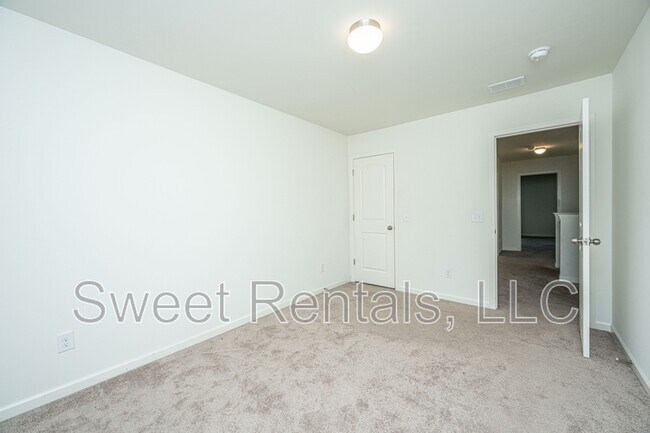 Foto del edificio - 105 Rockingham Way