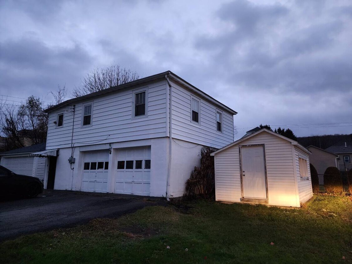 Primary Photo - 18 Albany Ave