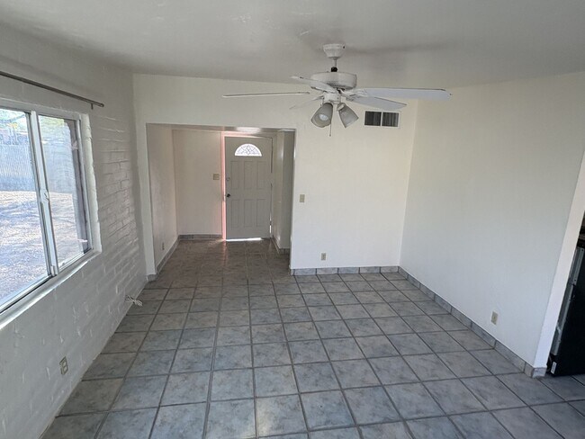 Building Photo - Great central location on cul-de-sac