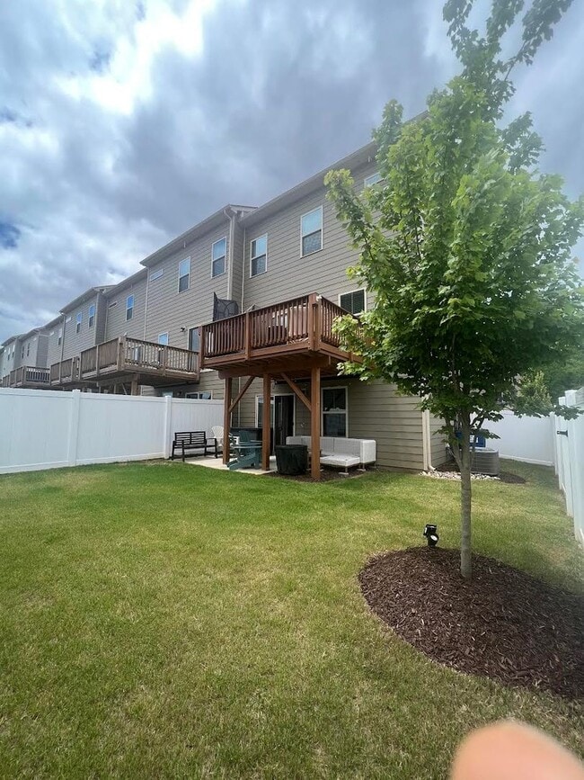 Building Photo - 3 Bed/2.5 Ba Townhome