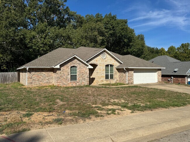 Building Photo - 320 Rita Dr