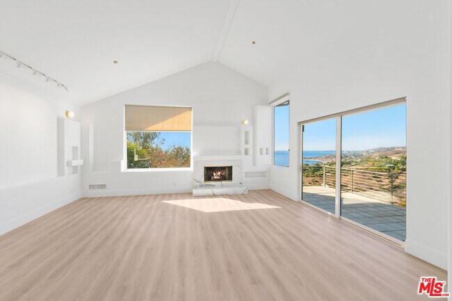 Building Photo - 3203 Rambla Pacifico St