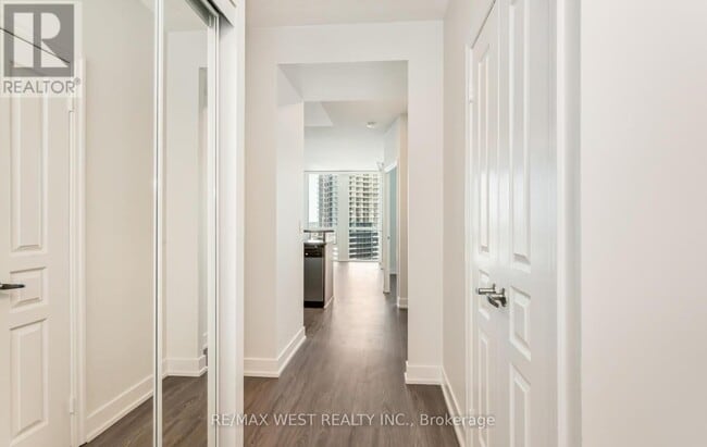 Photo du bâtiment - 220-2220 Burnhamthorpe Rd W