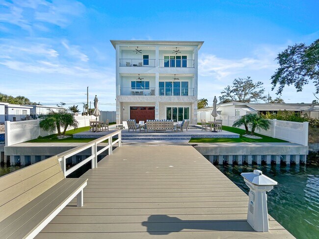 Foto del edificio - Waterfront Johns Pass Luxury | Steps to Beach + Pool, Hot Tub & Dock