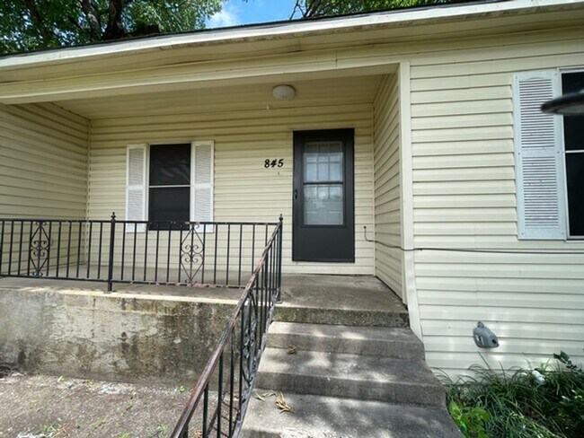 Foto del edificio - 845 Rumfield Rd