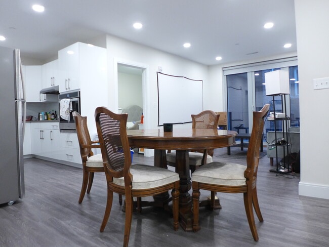 Building Photo - 19 Saint Cyprians Pl