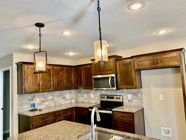 Building Photo - 874 E Ozark Jubilee Dr