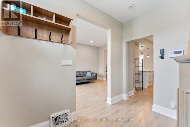 Building Photo - 91 Dundurn St S