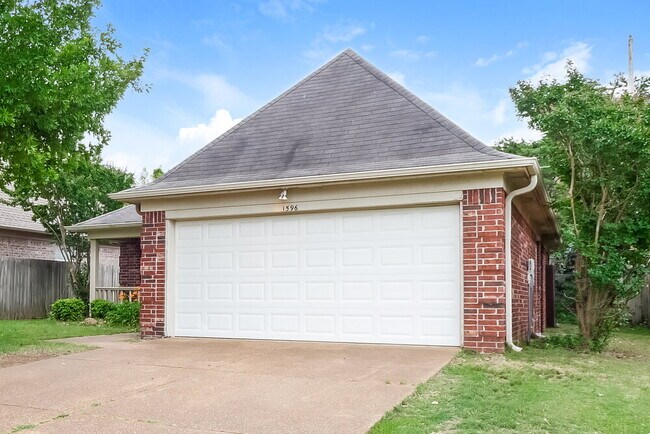 Building Photo - 1596 Far Dr