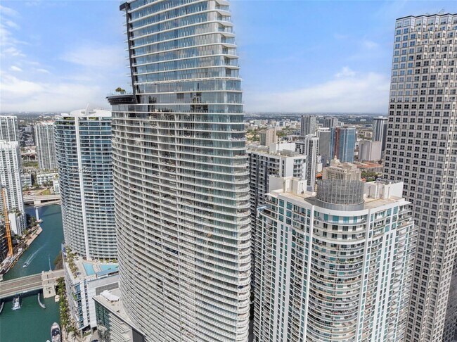 Foto del edificio - 300 S Biscayne Blvd