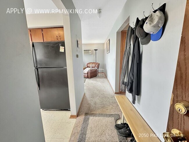 Building Photo - 1 bed 1 bath Lower Level ~ Available June ...