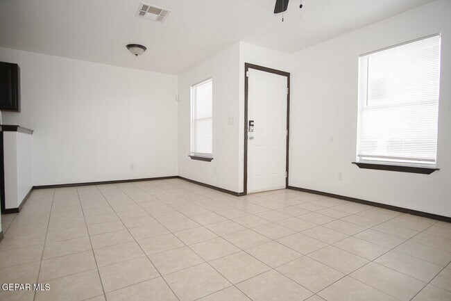 Foto del edificio - 8489 Roseway Dr