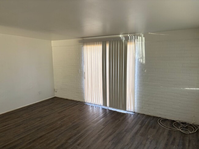 Building Photo - Classic Eastside 3/2 SFR