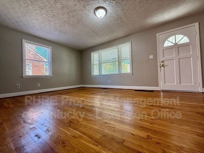 Building Photo - 829 Darley Dr