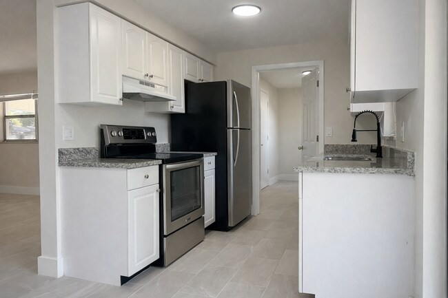Foto del edificio - Beautifully Fully Remodeled 3-Bedroom Home with Carport, Indoor Laundry & Huge Fenced Yard!