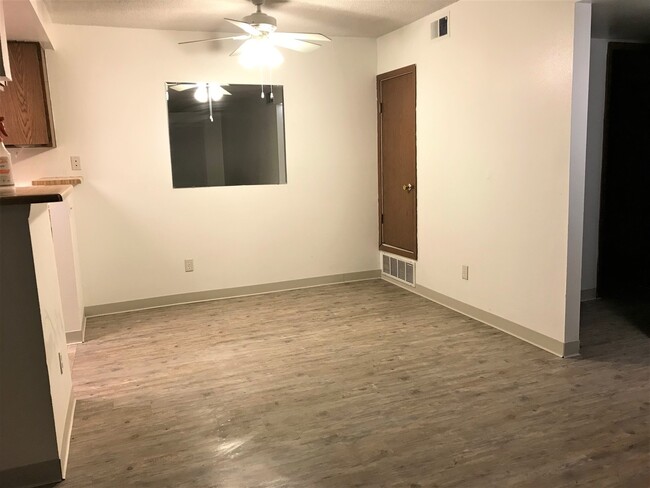 Building Photo - 1 Bed 1 Bath Aurora Condo Located Near Che...