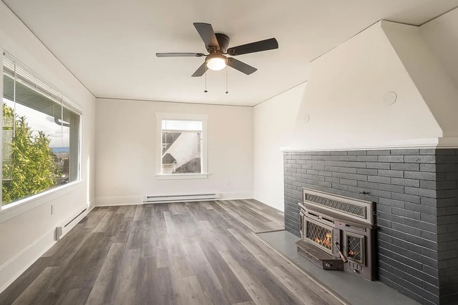 Building Photo - Charming Everett Home on a Peaceful Corner Lot!