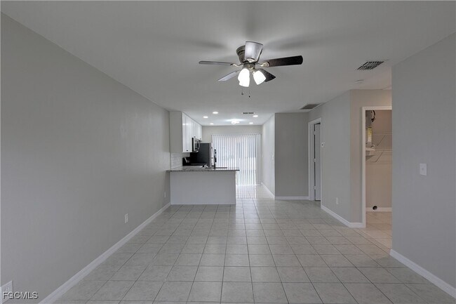 Foto del edificio - 427 NE Pine Island Ln