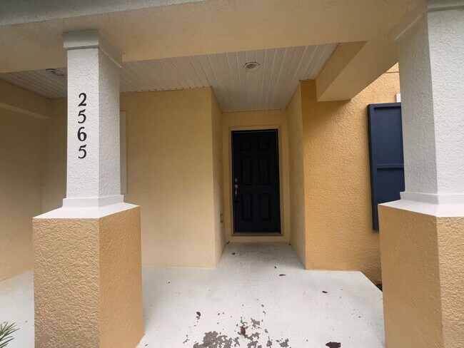 Foto del edificio - 3 Bedroom 2.5 bath Avalon Park Townhome with fresh paint and new plank flooring upstairs!
