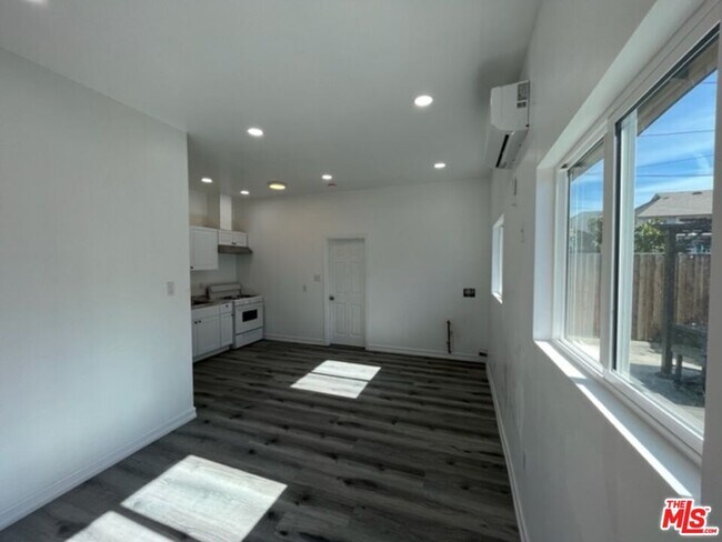 Building Photo - 713 57th St