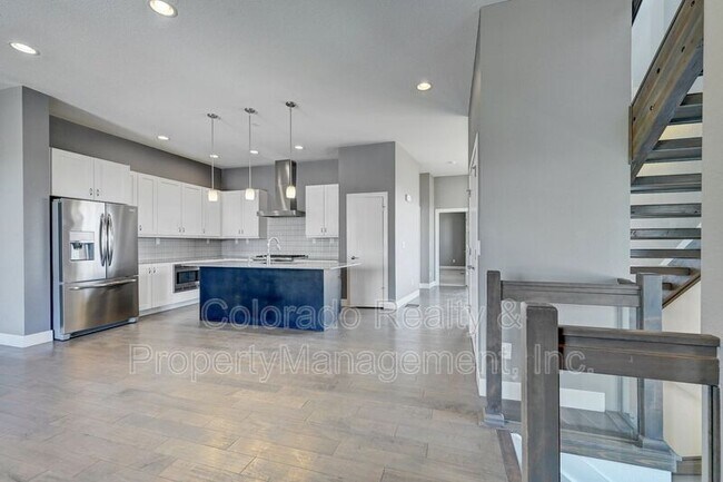 Building Photo - 5547 Valentia St