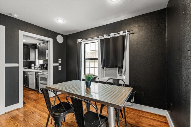 Foto del edificio - 3312 Greenbriar Dr