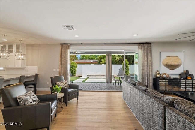Foto del edificio - 3810 E Devonshire Ave