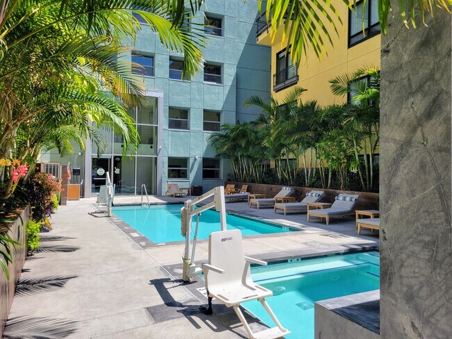 Pool and Courtyard 2 - 889 Date St