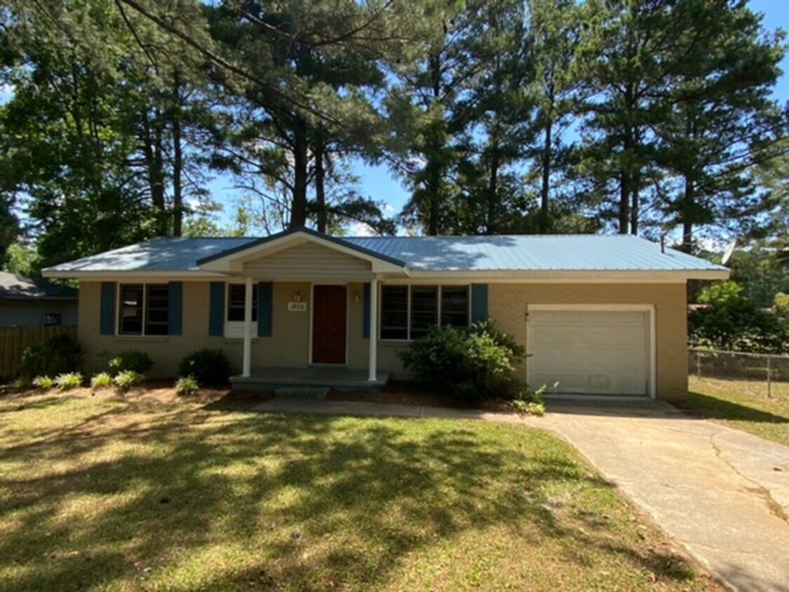 Foto principal - 1805 Airport Blvd