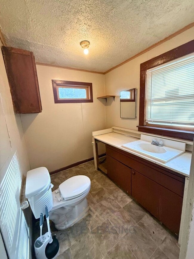 Building Photo - Spacious 3 Bedroom Home in Central Topeka ...