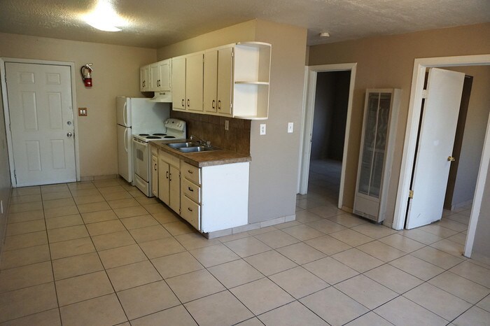 Foto principal - Move In Ready! Near everything! Private Yard