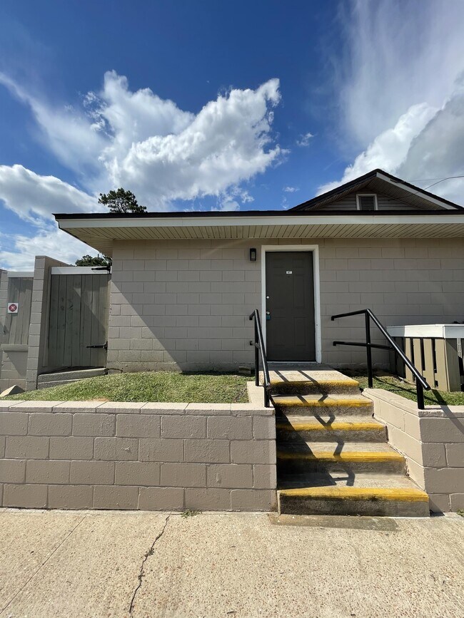Building Photo - 2241 W Pensacola St