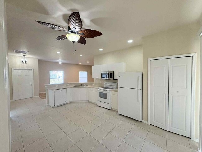 Building Photo - Charming 3-Bedroom 2 Bathroom and Garage in Lehigh Acres