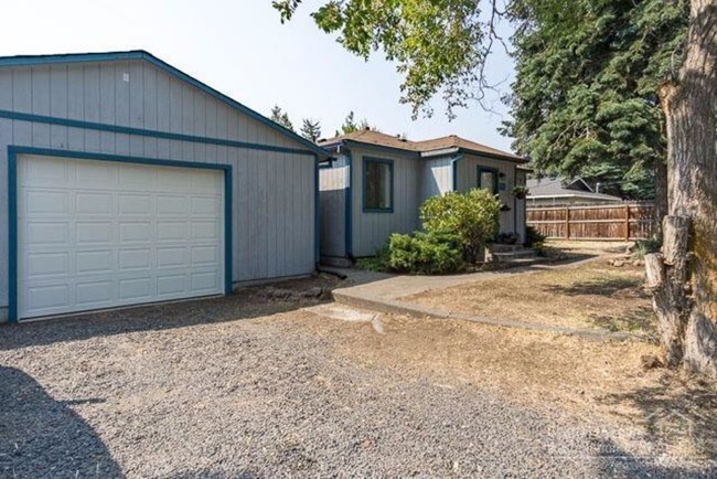 Building Photo - 455 NE Clay Ave