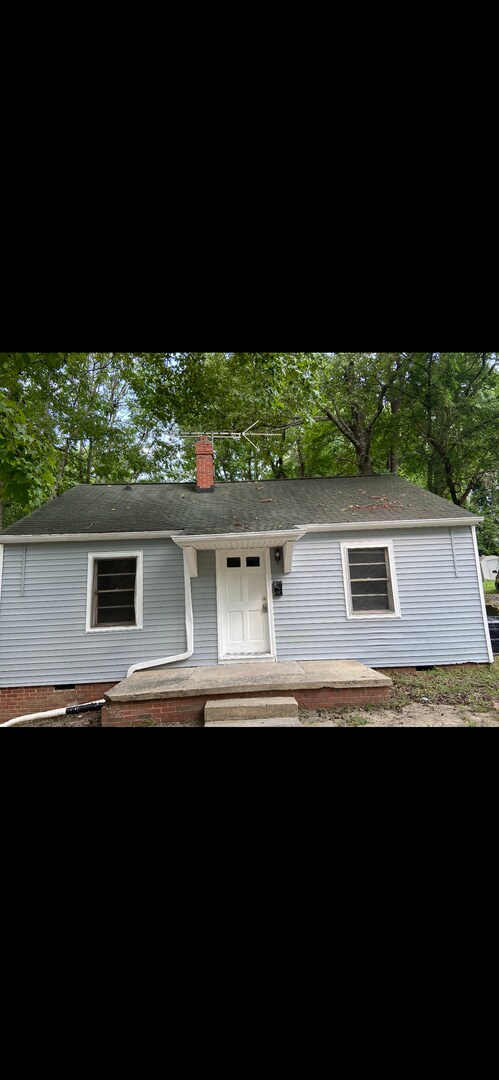 Building Photo - Recently renovated this 4 bedroom, 2 bath ...