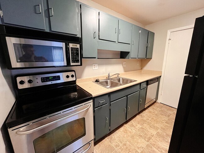 Building Photo - Updated 2 Bedroom, 1 Bath Condo
