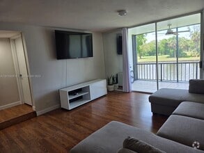 Building Photo - 3750 Inverrary Dr