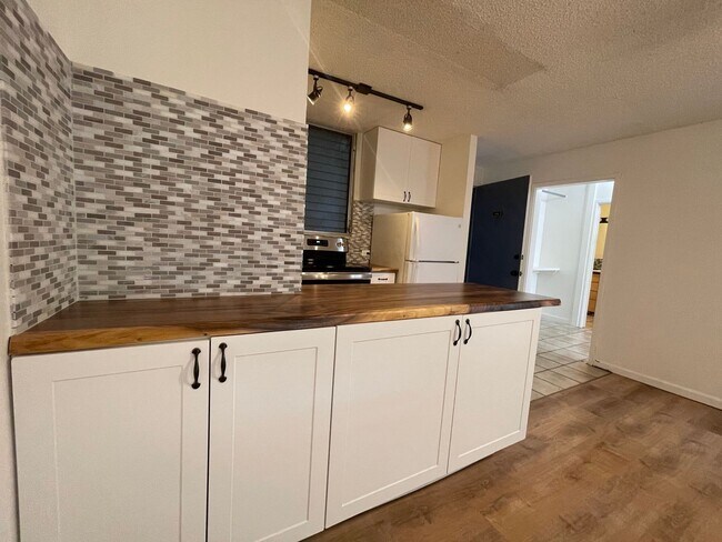 Foto del edificio - 1 Bed / 1 Bath at University Court, directly across from UH Manoa.
